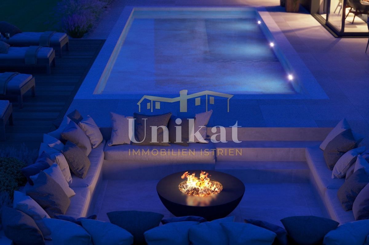 Casa con grande terrazza sul tetto e piscina